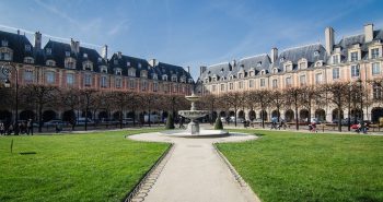 place-des-vosges-jardin-paris-900x500 place-des-vosges-jardin-paris-900x500